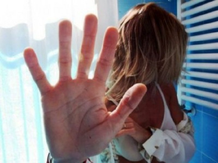 Nisen nga Durrësi, tentojnë ta përdhunojnë në tualetin e lokalit gjatë udhëtimit