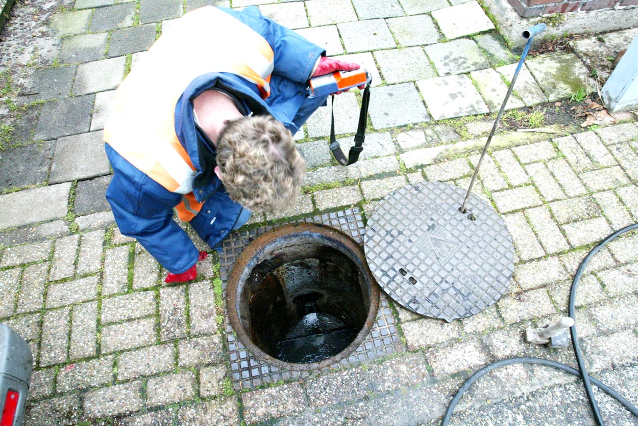Punonjësit e Ujësjellës Kanalizimeve bien në pusetë, vdes njëri