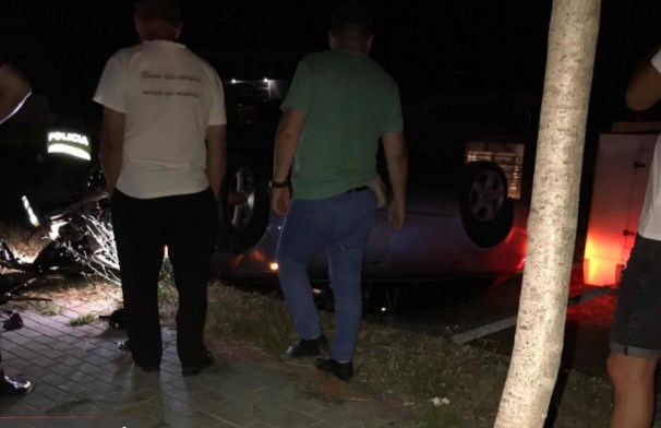 Kthehet përmbys në rreth-rrotullim makina me 4 persona brenda