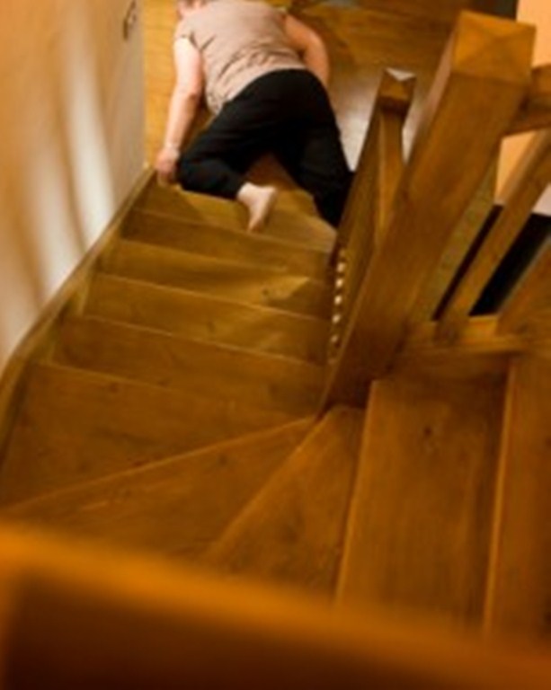 Durrës, bie nga shkallët e shtëpisë, vdes gruaja