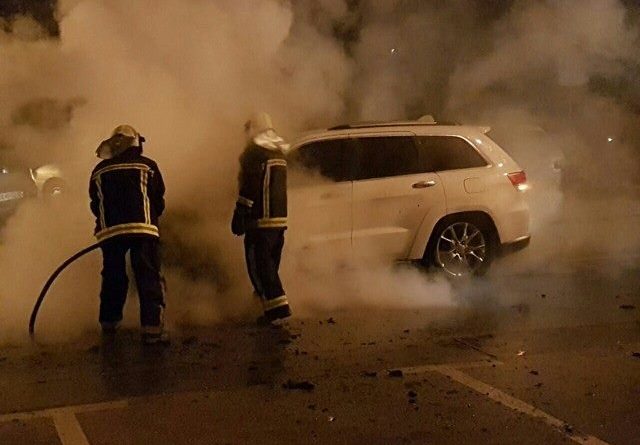 Digjet një makinë gjatë natës