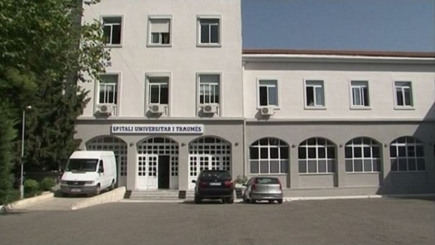 Luanin me biçikletë, bien nga ura dy të mitur