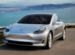 Tesla prezanton Model 3, gati për prodhim masiv