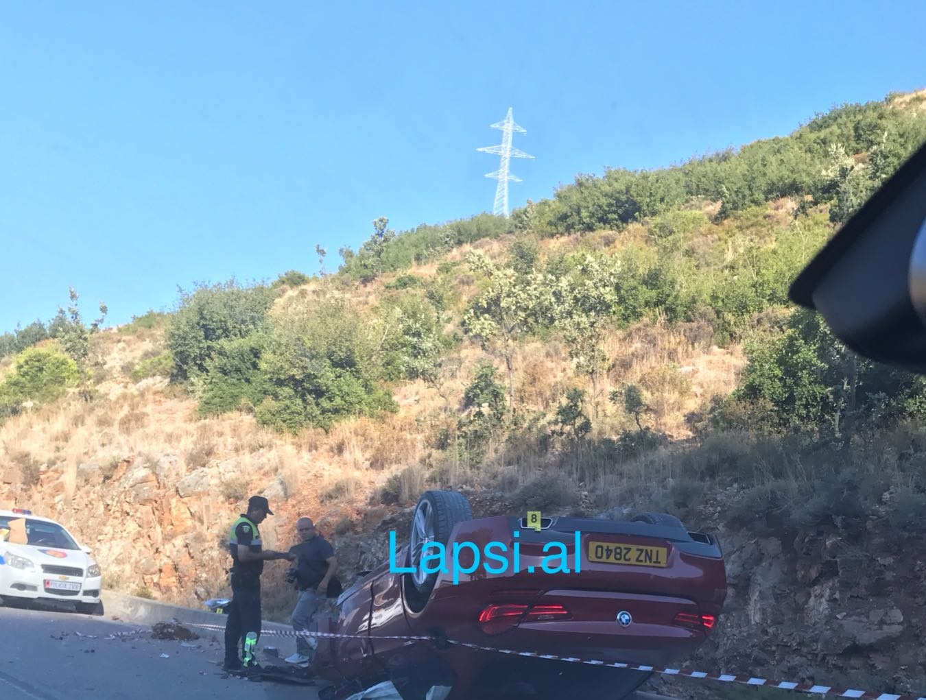 “BMW”-ja me shpejtësi përmbyset në Jal-Dhërmi, plagosen 3 të rinj