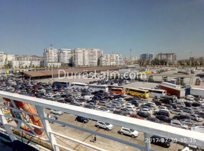 Fotolajm/ Kaos në portin e Durrësit, qindra automjete presin të imbarkohen