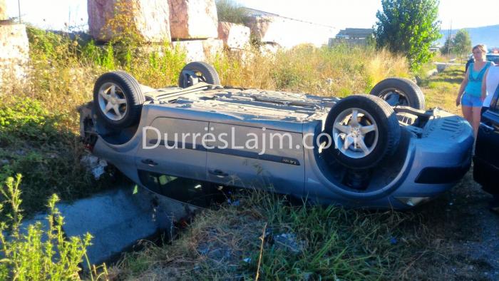 Lajm i fundit/ Aksident i frikshëm, makina kthehet përmbys mbi kanal (FOTO, VIDEO)
