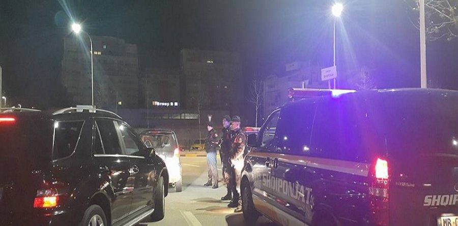 Po kalonin rrugën, makina përplas gjyshin dhe mbesën 5 vjeçe