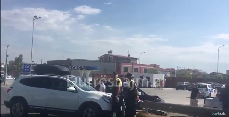 LAJM I FUNDIT/ Përplasen dy automjete në Durrës (FOTO & VIDEO)