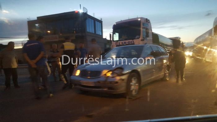 Përplaset Benz-i me kamionin tek rotonda e Kënetës (FOTO)