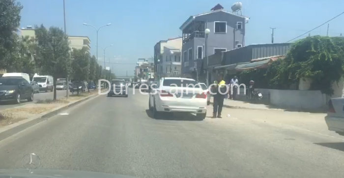 Përplasen dy makina në Shkozet (VIDEO)