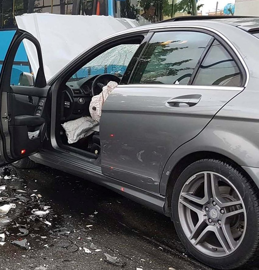 Përplasen dy “Benz”-a në Durrës, plagoset një vajzë