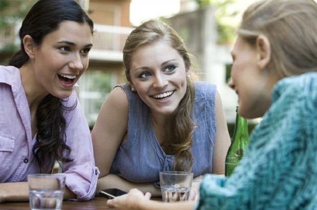 Përse bëjmë thashetheme dhe si ndikojnë tek ne