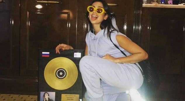 Dua Lipa vlerësohet në Rusi me “Pllakën e Artë” (VIDEO)