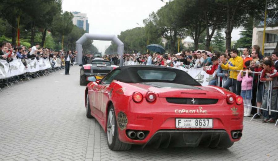 Supermakinat luksoze vijnë në Tiranë, ja rrugët që do të bllokohen