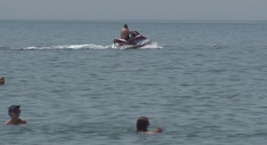 Durrës, pushuesi trembet të futet në det, ja çfarë e shqetëson (VIDEO)