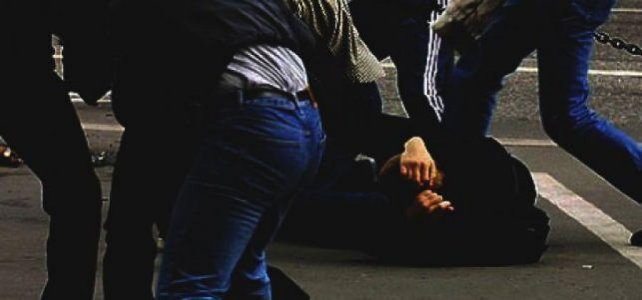 Nuk i dha provimin, studenti rreh pedagogun në mes të qytetit