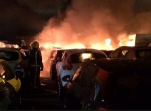 Makina e një femre merr flakë në ecje, digjen edhe 3 makina të tjera