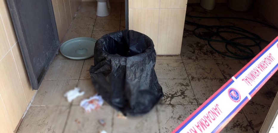 Nuk u kishte treguar familjes, lind fëmijën në tualetin e plazhit dhe largohet