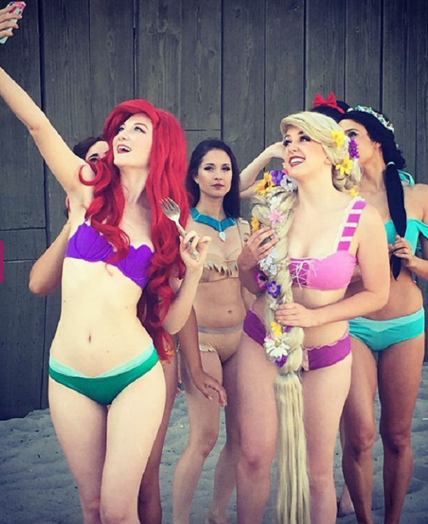 Bikinit e frymëzuara nga princeshat e “Disney-t” që do të bëjnë “namin” këtë verë (FOTO)