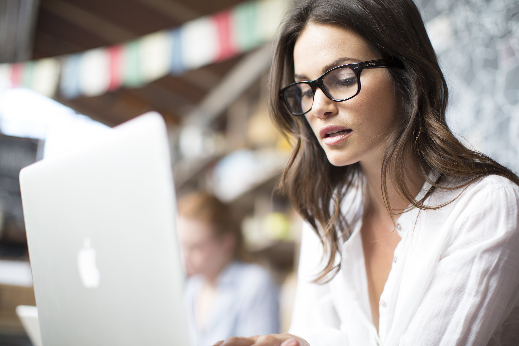 Studimi: Gratë inteligjente e kanë të vështirë të gjejnë një partner!