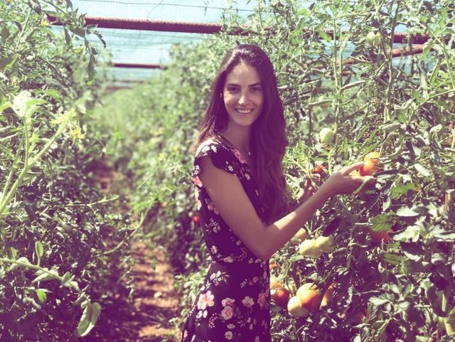 “Mëngjes në katun dhe raki”, Emina Çunmulaj shijon pushimet në vendlindje