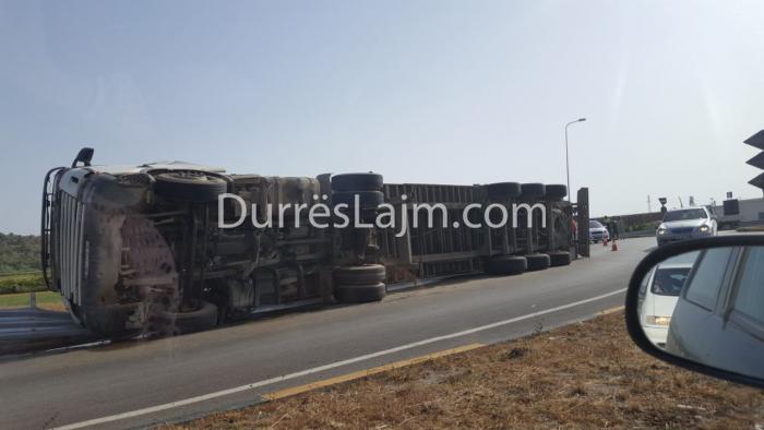 LAJM I FUNDIT/ Kamioni përmbyset në mes të autostradës (FOTO)