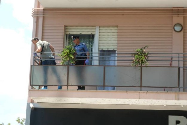 Shqiptari djeg gruan me acid, arratiset për të vrarë të dashurin e saj