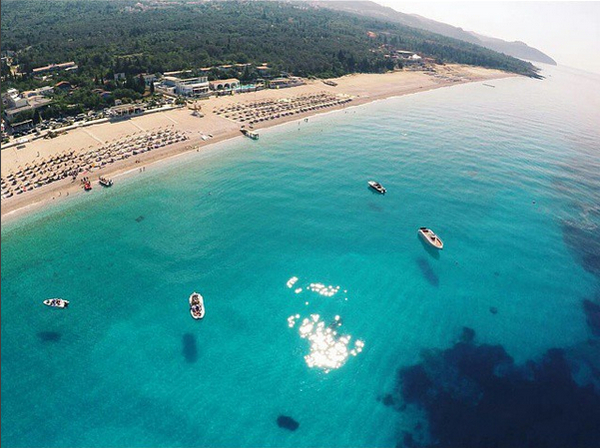 Denoncimi i Berishës: Shefat e policisë, në plazh me makinat e shtetit