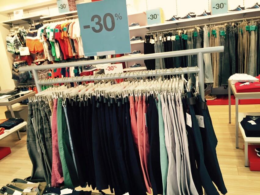 Nën hetim pronarja e dyqanit të veshjeve dhe ekonomisti për mallra kontrabandë