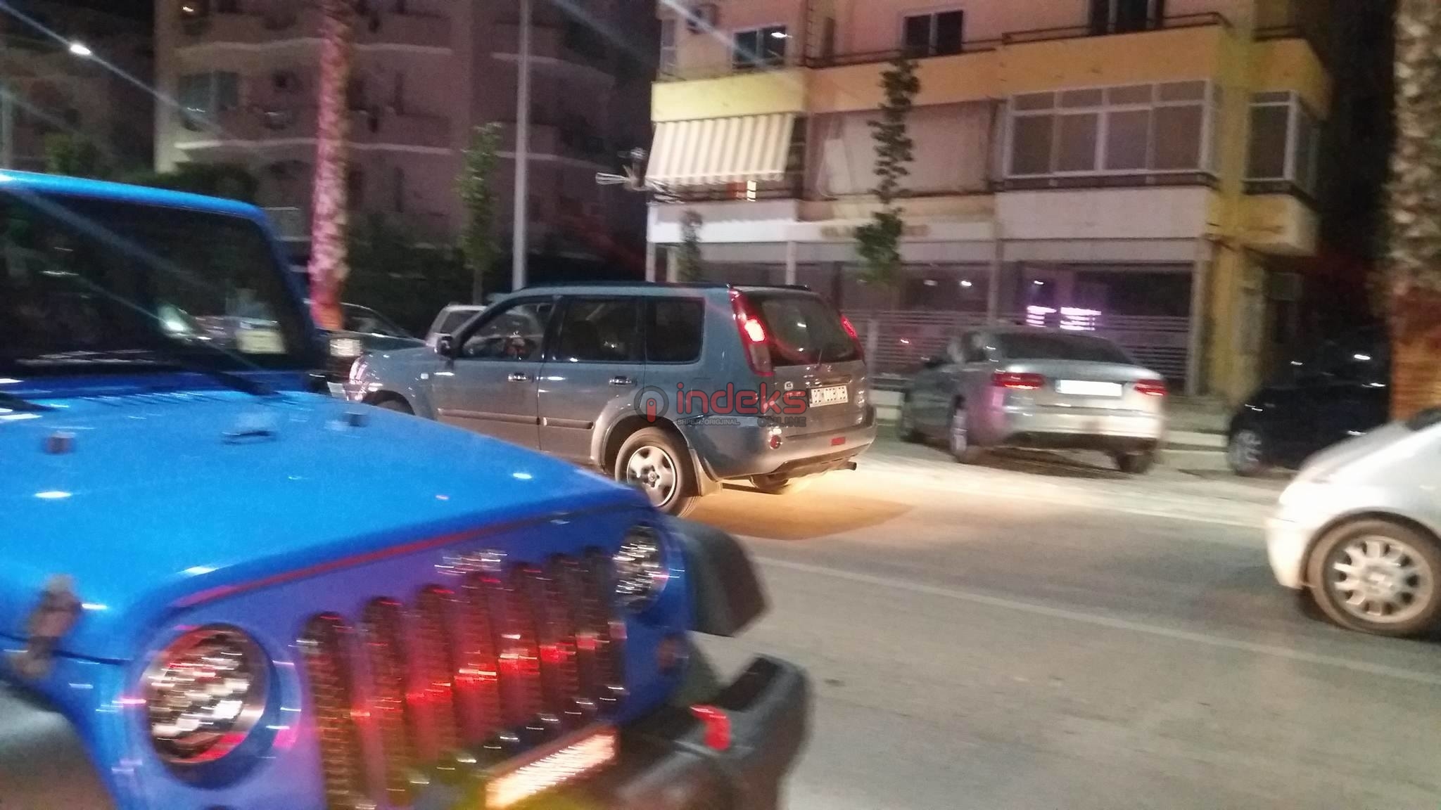 Makina zyrtare orët e vona në Durrës, por nuk është për punë! (FOTO)