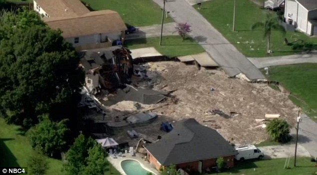 Gropa gjigante në mes të qytetit përpin dy shtëpi (FOTO)