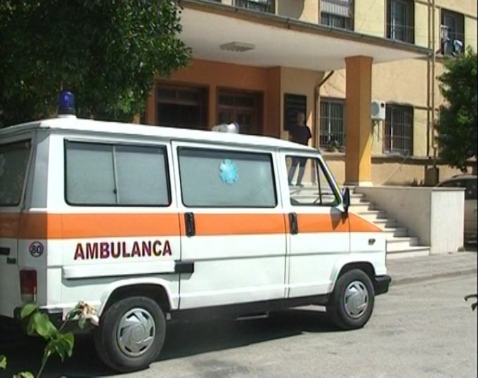 Punëtori bie nga kati i tretë i hotelit