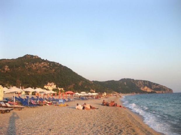 Shkojnë për plazh, por u vjedhin bizhuteritë dhe qindra euro