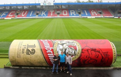 Ideja e veçantë e klubit çek, pankinat e stadiumit si kanoçe birre