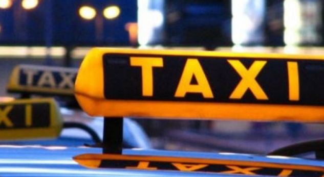 Tre taksistë në Plazhin e Durrësit kapen pa licenca