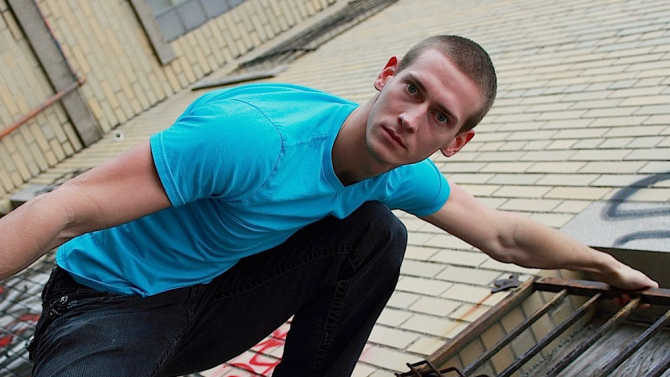 Bie me kokë nga ballkoni, aktori vdes në sheshxhirim