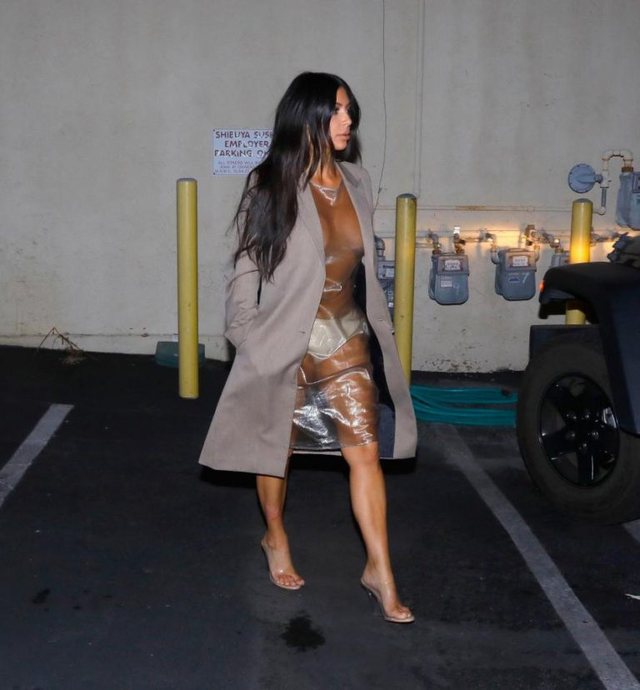 Ç’është kjo veshje Kim?! (FOTO)