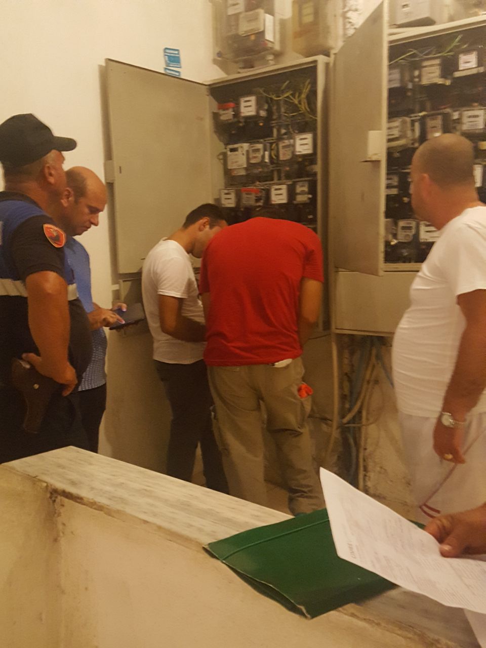 Favorizuan biznesin, arrestohen  dy elektricistë nga Lezha