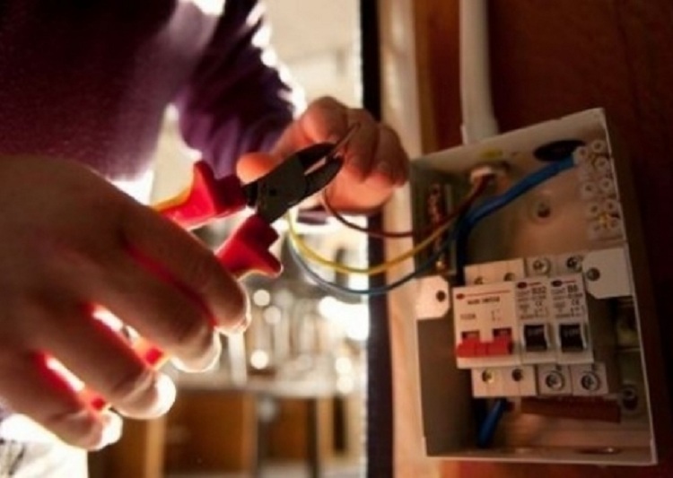 Bie në kontakt me energjinë elektrike në banesë, vdes 38-vjeçari