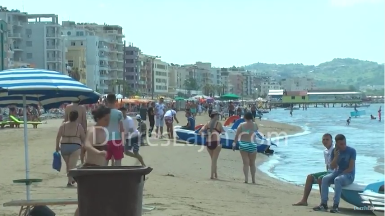 225 kazanë të rinj në plazhin e Durrësit, garantohet higjena dhe pastërtia (VIDEO)
