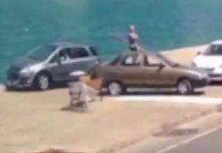 Momenti kur makina “fluturon” në det (VIDEO)