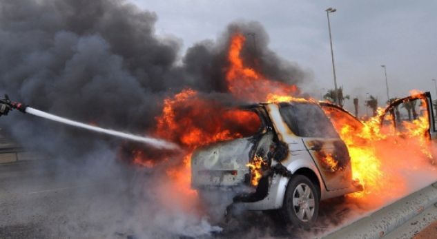 Merr flakë në ecje, makina digjet plotësisht