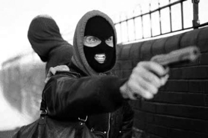 EMRAT/ E kërcënuan me armë dhe i morën 4 mijë euro, arrestohen 3 persona