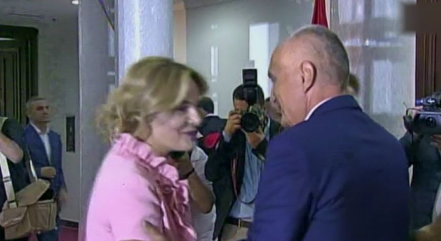 VIDEO/ Momenti kur Monika Kryemadhi takon Metën si President
