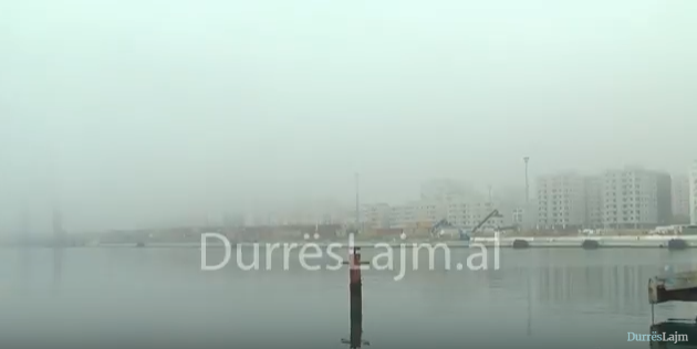 Mjegulla e dendur në Durrës vonon tragetet në port (VIDEO+FOTO)