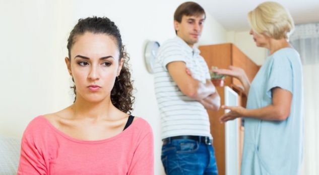 1 në 10 nuse nuk flasin me vjehrrën, ja çfarë çon në konflikte