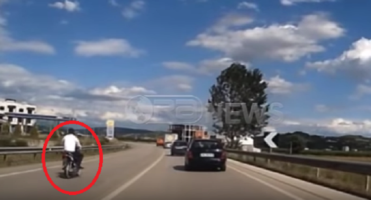 Shikoni si motori hyn në parakalim, më pas humb jetën (VIDEO)