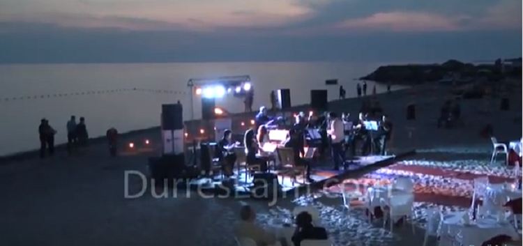 Argëtimi në plazhin e Durrësit, sherr midis policisë dhe pronarëve të lokaleve (VIDEO)