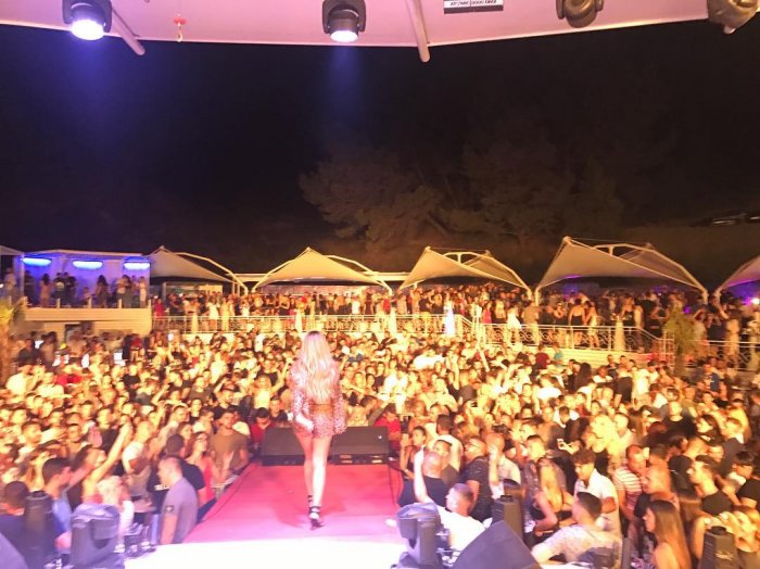 Nora Istrefi vjen në Durrës, ‘tërbon’ të rinjtë në club (FOTO)