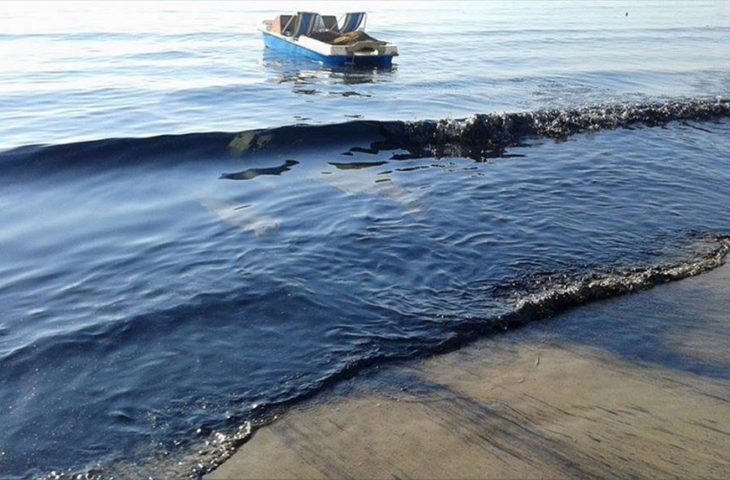Anijet greke derdhin mbetjet, ndotin sërish Ksamilin